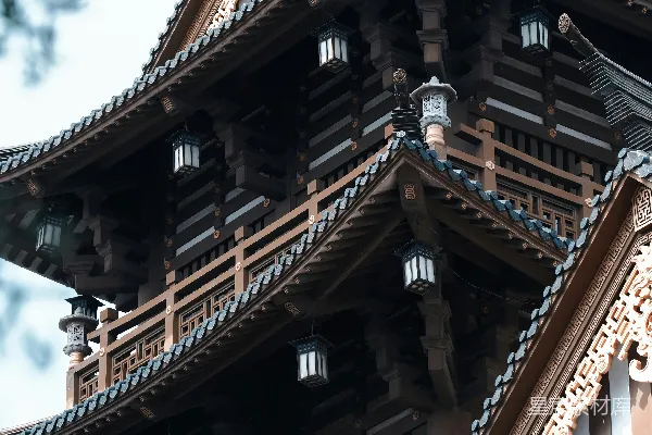 高清摄影 一座高大的建筑物，顶端有一个钟表。