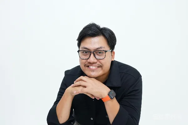 高清摄影 一个男人坐在金属椅子上