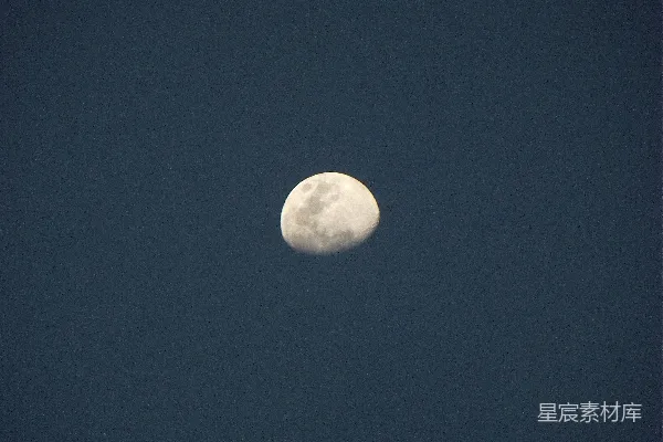 高清摄影 一轮满月挂在深蓝色的夜空中