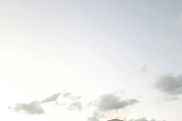 高清摄影 人们在有遮阳伞的栈道上散步。