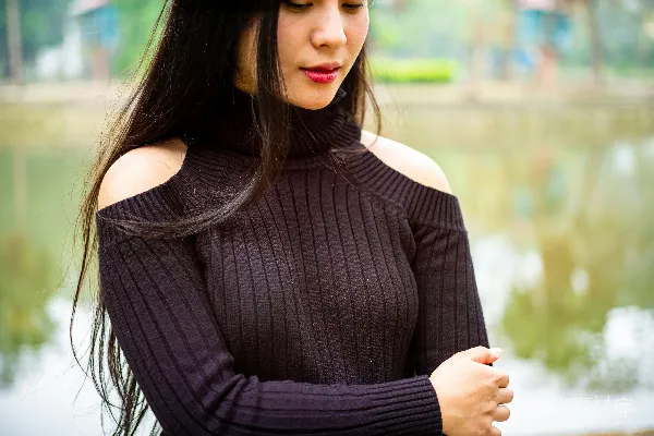 高清摄影 一位穿着黑色毛衣的美丽女子。