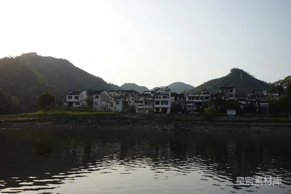 高清摄影 湖边和山间的农舍。