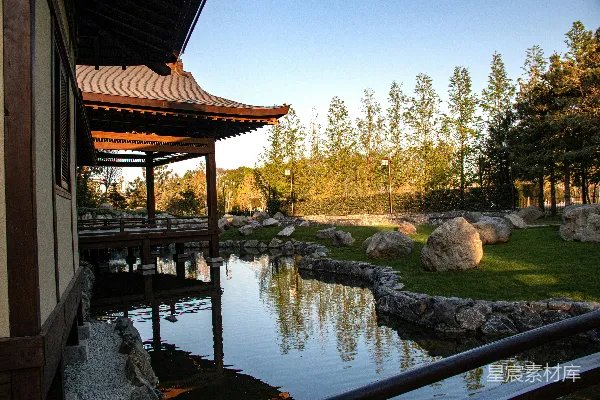 高清摄影 一片宁静的日本水边花园场景。