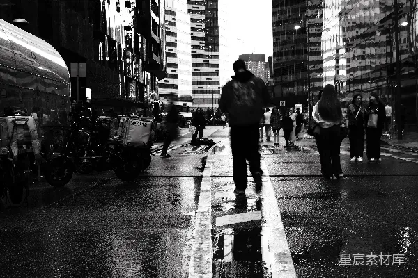 高清摄影 一个人走在城市的一条街上。