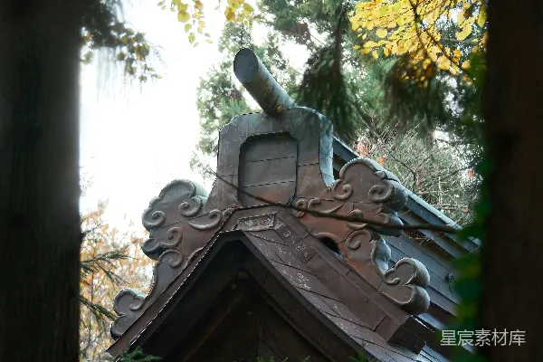 高清摄影 一座建筑物的屋顶上有一座雕像。
