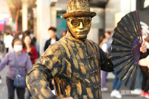 高清摄影 一个穿着戏服、打着伞的男人