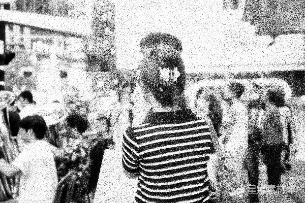 高清摄影 穿条纹衬衫的女人在繁忙的街道上行走。