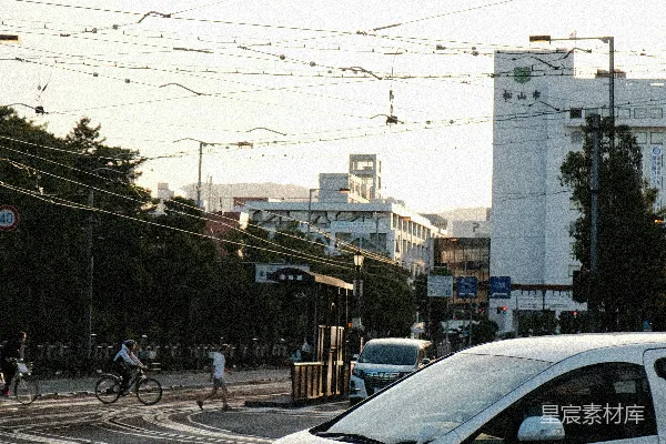 高清摄影 一辆白色的面包车沿着街道行驶，旁边是高楼大厦。