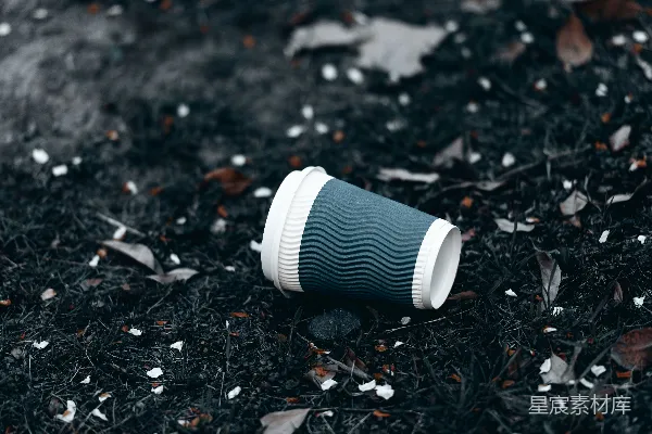 高清摄影 地上丢弃的咖啡杯。