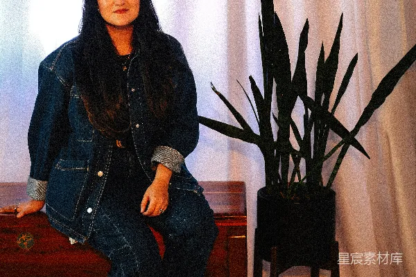 高清摄影 穿着牛仔服的女人摆姿势拍照。