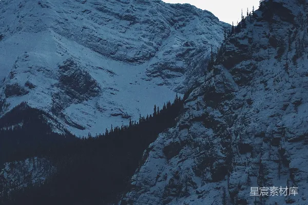 高清摄影 一座雪山，山脚下有一片湖泊。