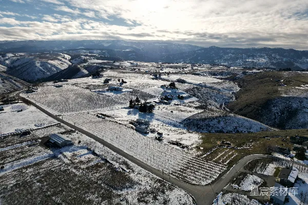 高清摄影 一个被雪覆盖的景观的空中俯瞰图