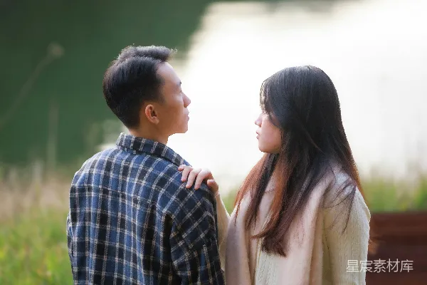 高清摄影 一对夫妇站在一处水边。