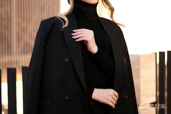 高清摄影 一个女人以时尚的装扮摆出姿势。