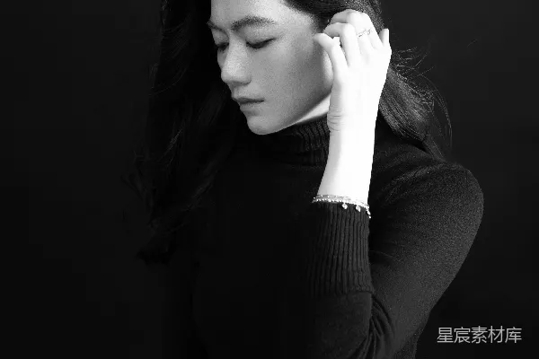 高清摄影 一个女人用手托着头。
