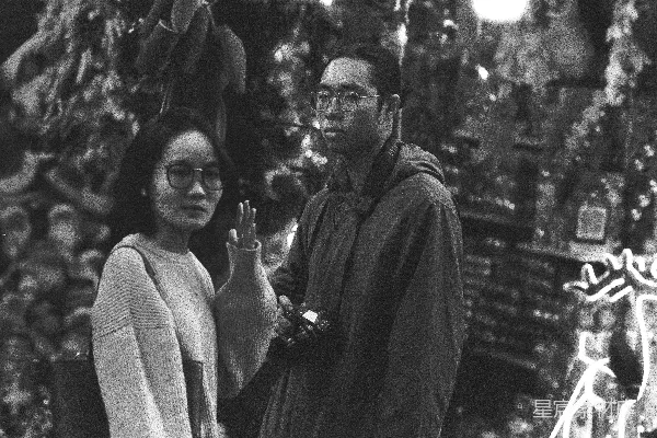 高清摄影 一对男女站在圣诞树前