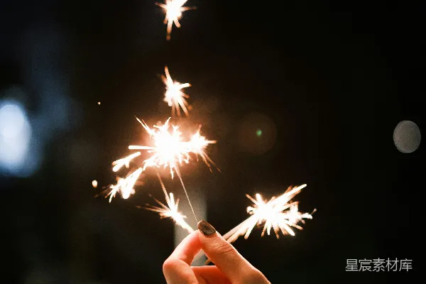 高清摄影 手里拿着烟花棒的人
