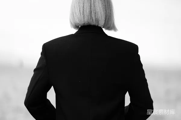 高清摄影 金色短发的女性面对着海洋。