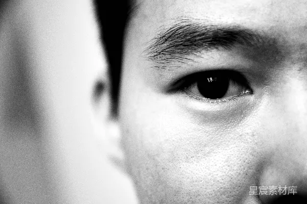 高清摄影 黑白特写肖像，展示某人的眼睛。