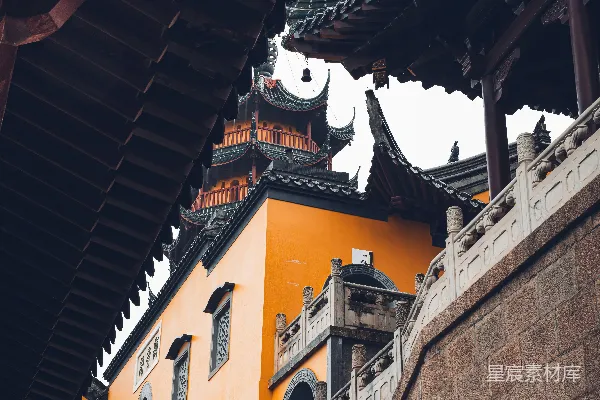 高清摄影 传统的中国寺庙，建筑华丽，有台阶。