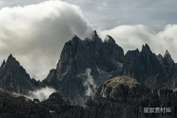 高清摄影 一座山脉上有一些云彩