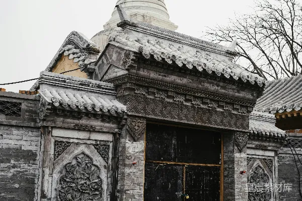 高清摄影 一座旧建筑的背景中有一座塔楼。