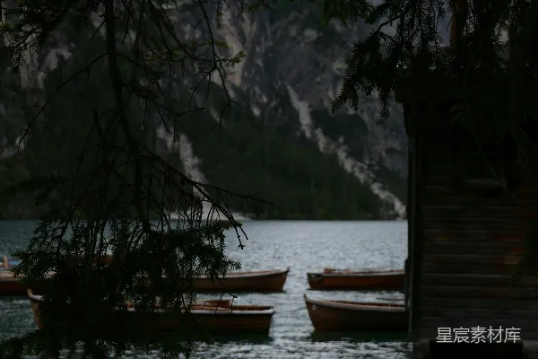 高清摄影 船停泊在群山环绕的湖面上。