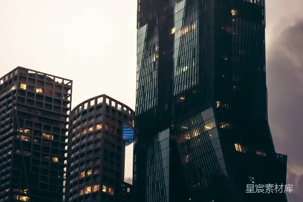 高清摄影 现代摩天大楼在阴云密布的天空中耸立。