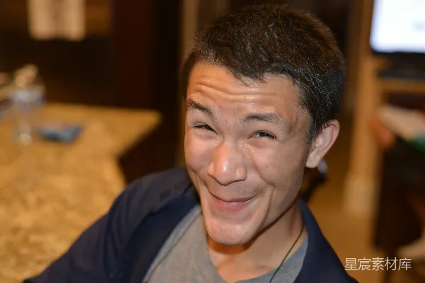 高清摄影 一个脸上带着微笑的男人
