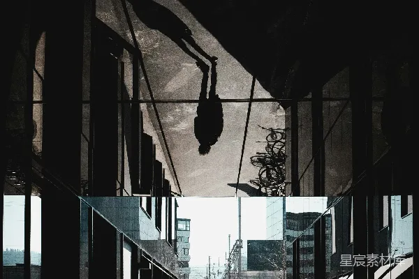 高清摄影 一个人走过一条建筑走廊。