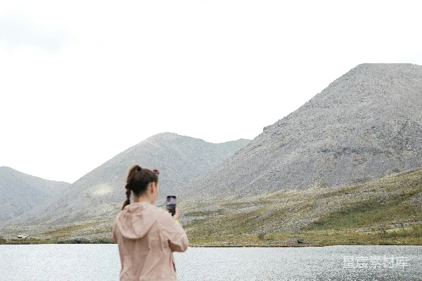 高清摄影 女人用手机拍摄山景