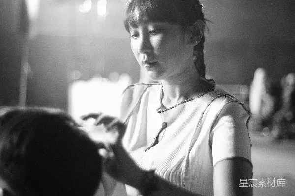 高清摄影 一张黑白照片，显示一个女人正在给一个男人理发。