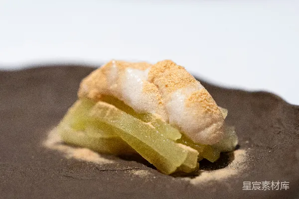 高清摄影 一块食物放在棕色盘子上