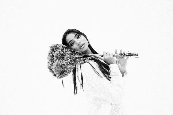 高清摄影 一位女士手里拿着一束花。