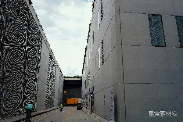 高清摄影 建筑物沿着一条街道排列，街道上有骑自行车的人和行人。