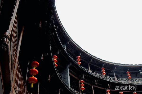 高清摄影 一座建筑物上有一个圆形窗户，窗户上挂着灯笼。