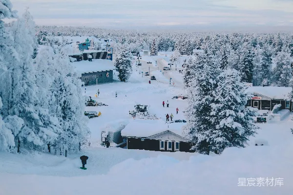 高清摄影 树和山被雪覆盖的附近房屋