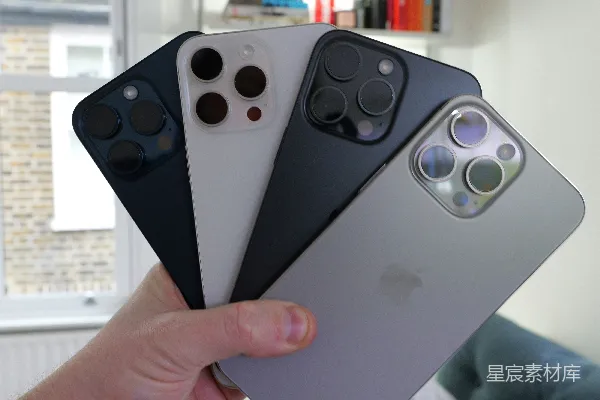 高清摄影 一个人手里拿着四部iPhone手机。