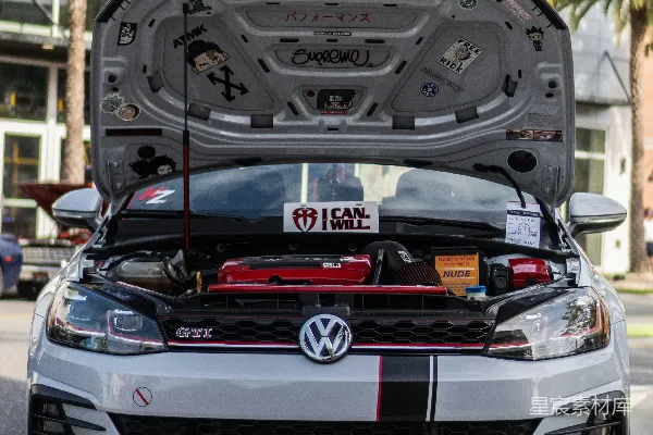 高清摄影 一辆打开引擎盖的大众高尔夫GTI。