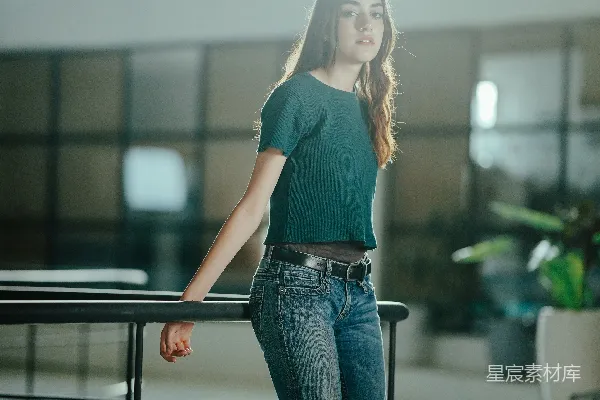 高清摄影 一位站在建筑物栏杆旁的女性。