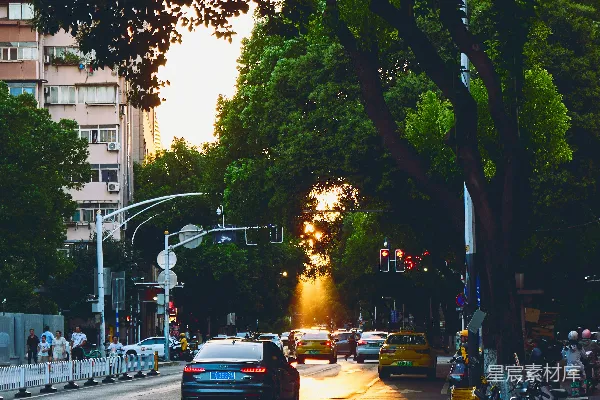 高清摄影 阳光洒在城市街道上，车辆穿梭其间。