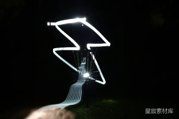 高清摄影 一张在黑暗中模糊的霓虹灯照片