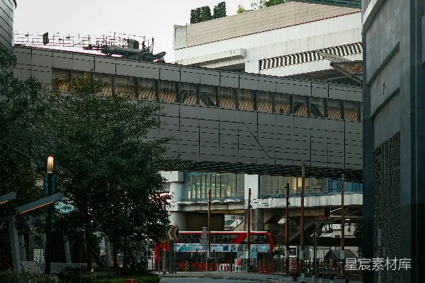 高清摄影 一座城市街道上有一座桥