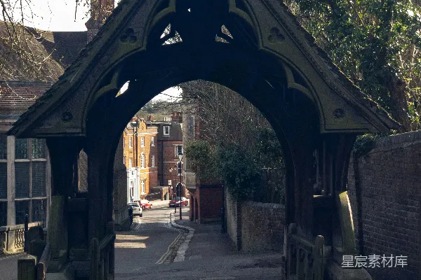 高清摄影 一个木制拱门框住了街道的景色。