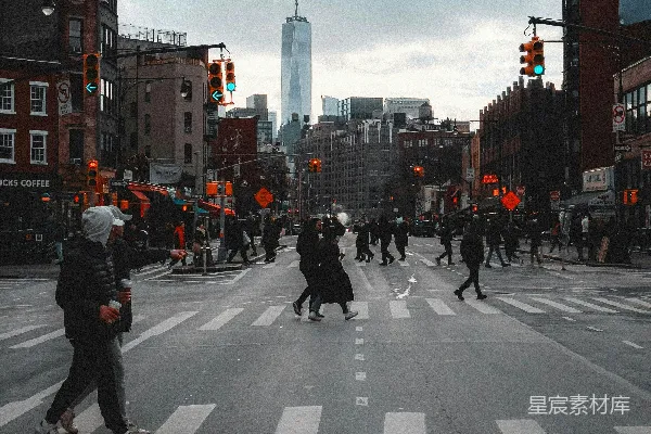 高清摄影 一群人正穿过马路