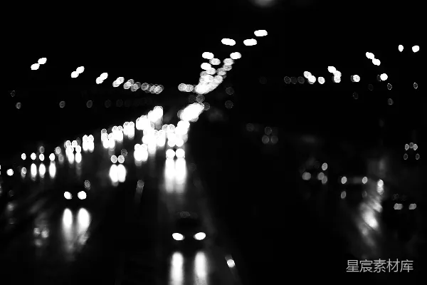 高清摄影 一张夜晚的高速公路黑白照片