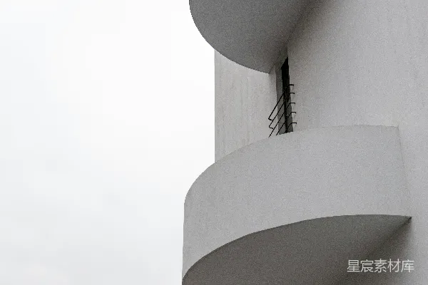 高清摄影 白色建筑的角落，有简约风格的圆形阳台。