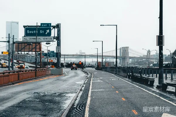 高清摄影 一条空无一人的街道，街边有一个标志。