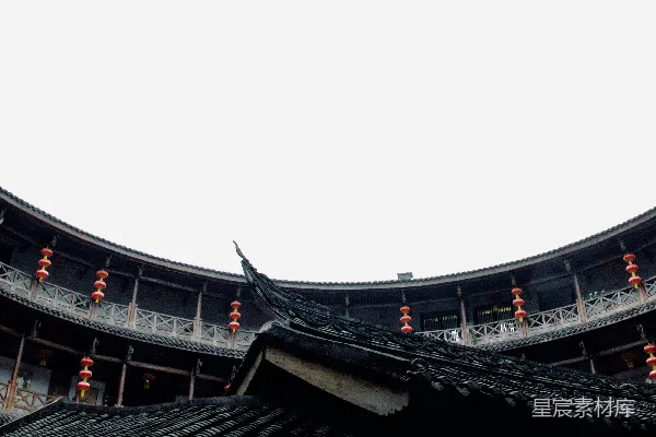 高清摄影 一座中间有钟楼的建筑物