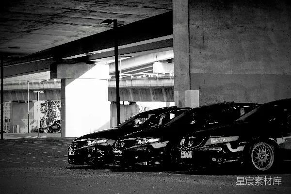 高清摄影 一排停在建筑前的汽车